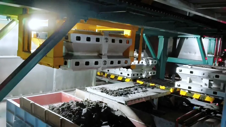 Castings and sand separating on the shakeout station